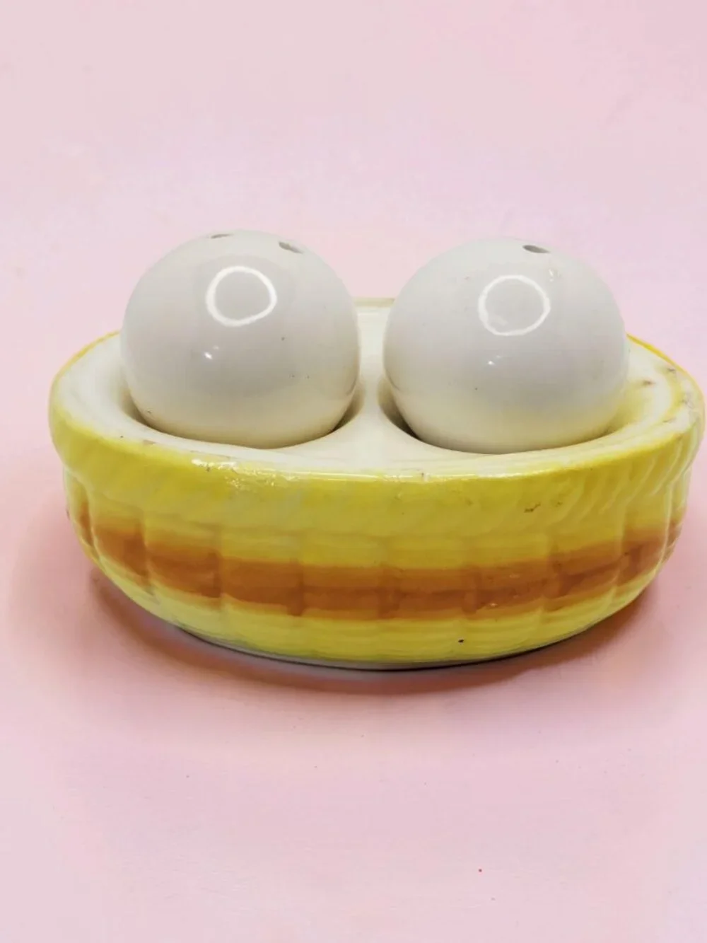 vintage 1970s nesting eggs porcelain salt & pepper shakers.